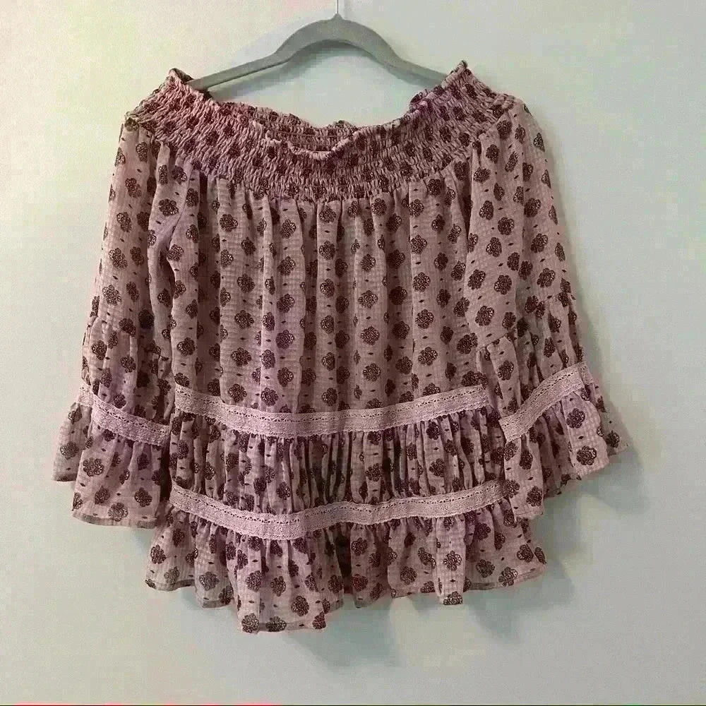 Eyeshadow off the shoulder 3/4 bell sleeve blouse - size M Medium